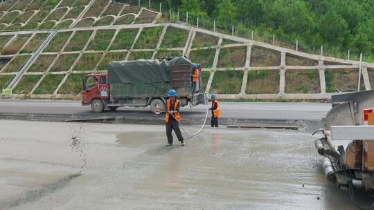 喷洒水泥浆视频高速公路建设施工稳定路面视频素材模板下载