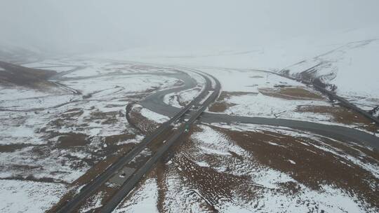 青海玉树共玉高速雪原公路自然风光