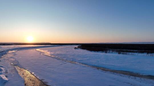 航拍冬季雪原冰河夕照