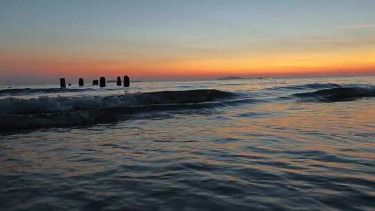 夕阳下的海浪/海边晚霞/海边浪花视频素材模板下载