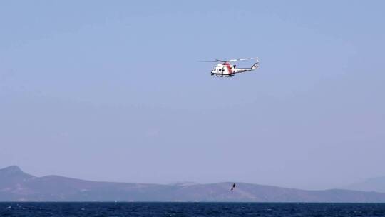 直升机从海上营救潜水员视频素材模板下载