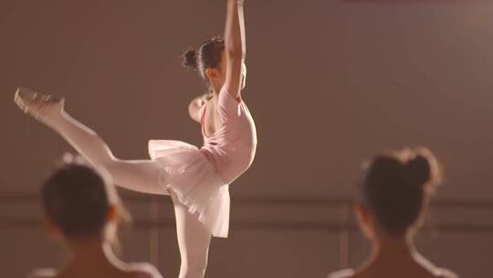 儿童舞蹈课堂培训芭蕾舞现代舞舞蹈教室练舞视频素材模板下载