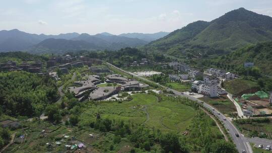 一支车队在皖南的道路上奔驰