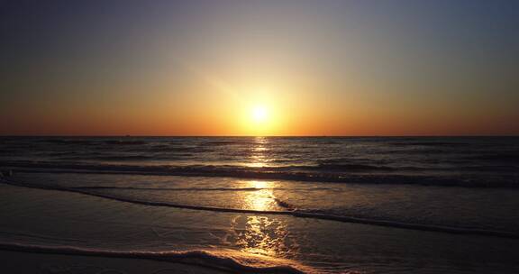8k远景拍摄海上初升的太阳