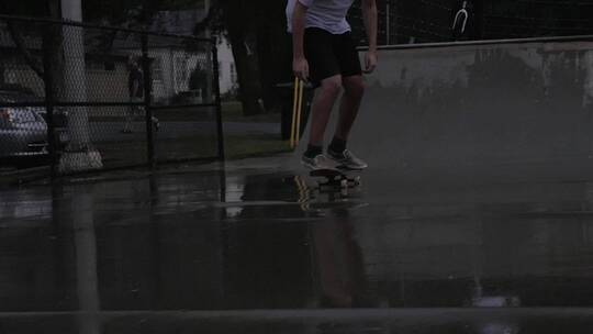 男孩在雨后滑滑板视频素材模板下载