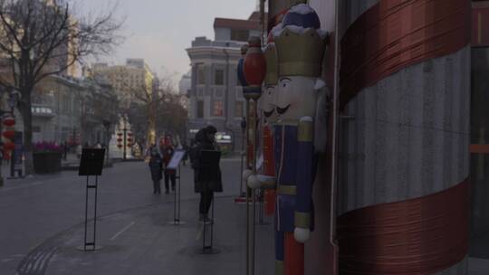 4K电影感素材——街头玩偶形象