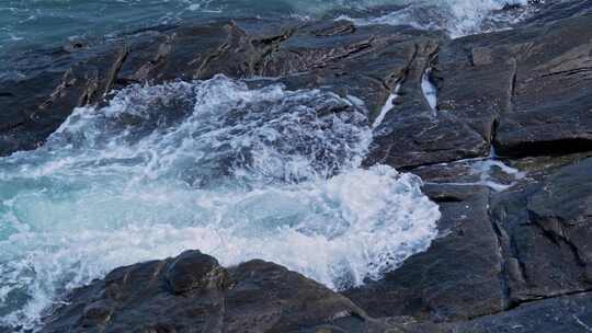 海浪海水冲刷拍打海滩礁石