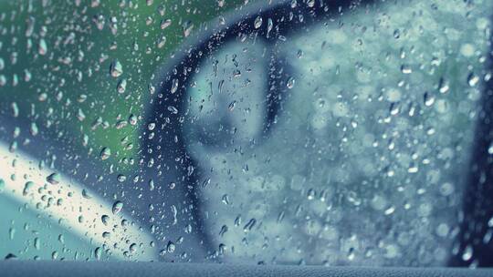 下雨雨滴拍打车窗后视镜窗户天窗