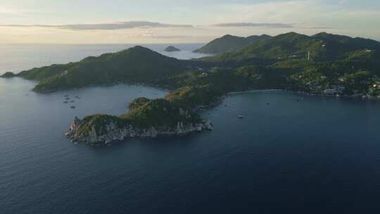 泰国涛岛海湾海岸线日落时的天线兴角度视图