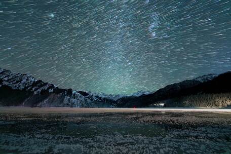 新疆天山天池冬季罕见双子座流星雨