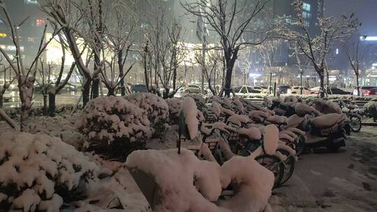 地铁口雪堆满自行车