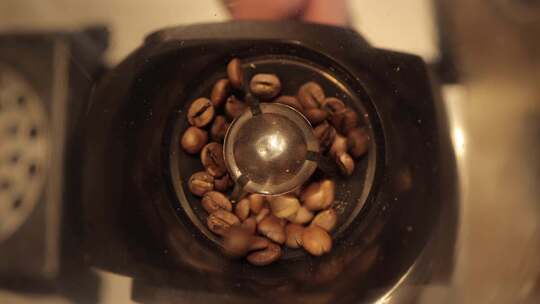 手工研磨咖啡豆冲泡咖啡