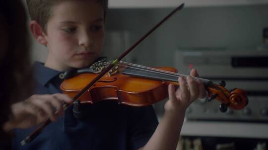 拉小提琴的男孩视频素材模板下载