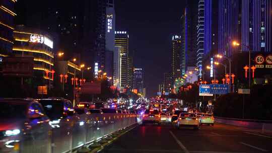 城市夜景开车行驶第一视角夜晚下班驾驶汽车