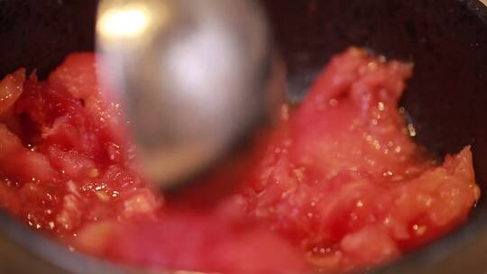 番茄碾碎做番茄酱 (5)视频素材模板下载
