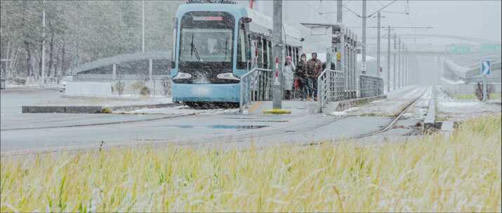 城市轻轨进站行驶大雪