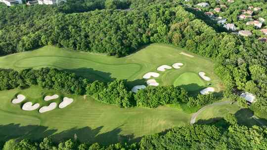 航拍高尔夫球场优美的景观绿化设计