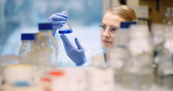 女科学家在实验室检测病毒