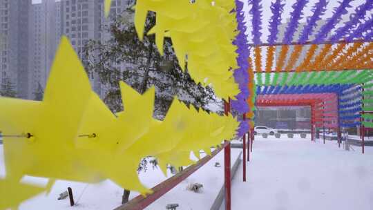 4k大雪中公园黄色风车特写实拍视频