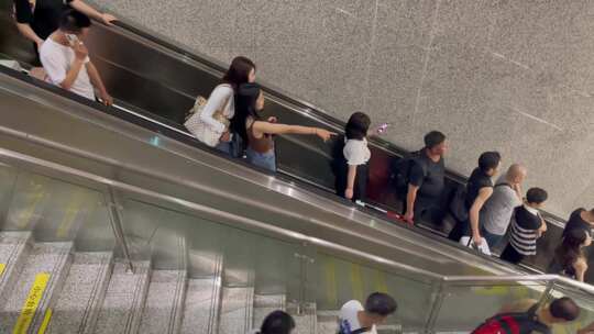 车站楼梯扶梯下行的旅客