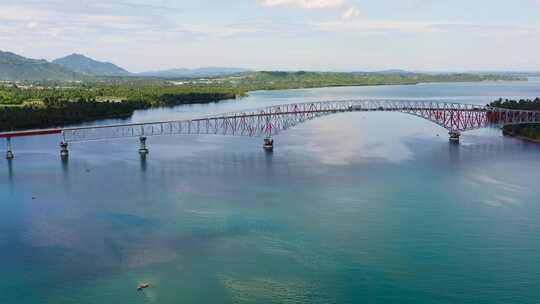 圣胡安尼科桥：菲律宾最长的桥。岛屿之间的公路桥，俯视图