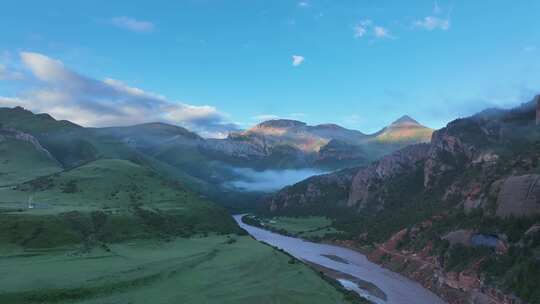 航拍青海玉树高原旅游山谷晨雾仙境云层环绕