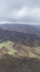 竖屏航拍西北风光蓝天白云高山草原