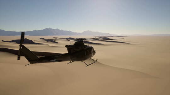 一架直升机飞过被沙子覆盖的沙漠