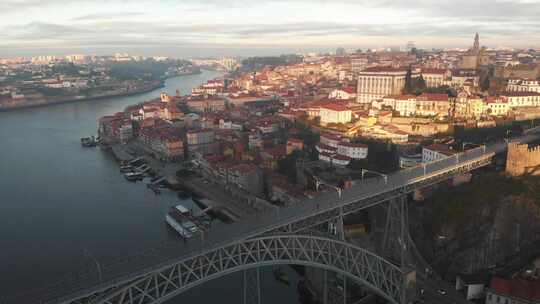波尔图市（葡萄牙）横跨河流（杜罗）和Dom Luis I桥的鸟瞰图