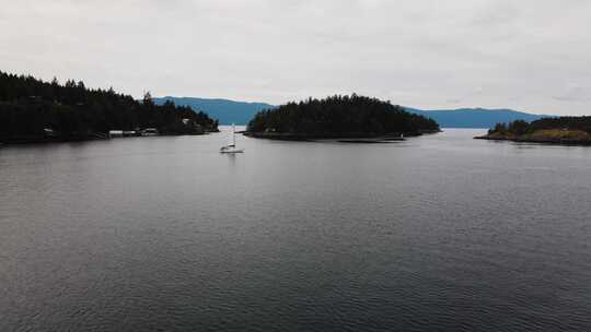 无人机拍摄不列颠哥伦比亚省的岛屿和帆船。