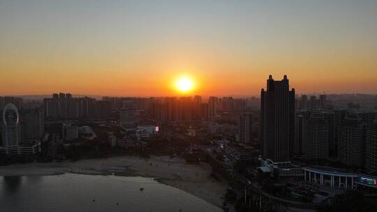 夕阳下湛江金沙湾花园酒店建筑剪影金色天空