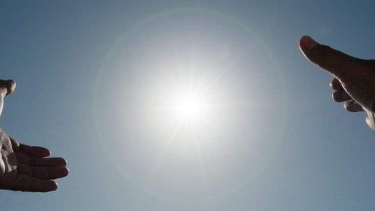 手触摸太阳祈求希望加油打气明天更好