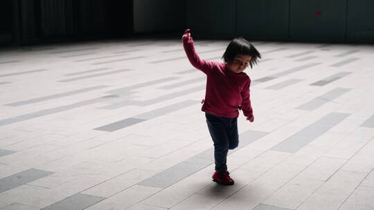小女孩在广场上跳舞