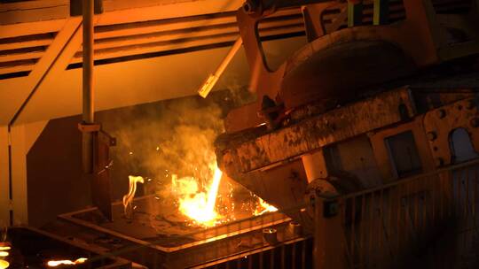 钢铁厂炼钢厂模具加工工人熔炉工作视频素材模板下载