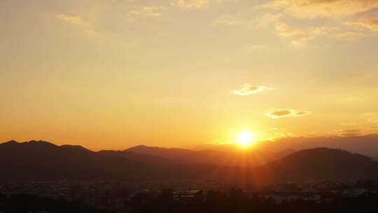 远山日落晚霞延时黄昏夕阳山峰日落太阳下山