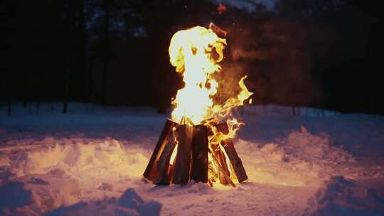 特写雪地里燃起熊熊大火的篝火