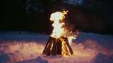 特写雪地里燃起熊熊大火的篝火高清在线视频素材下载