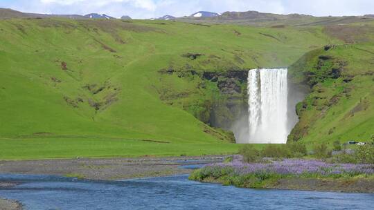冰岛美丽的瀑布从悬崖上坠落