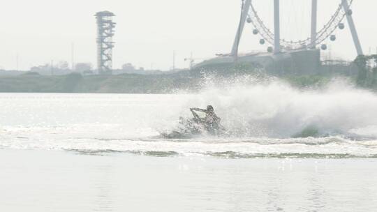 游客在湖面玩水上摩托