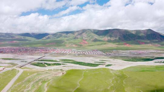 青藏高原的山川河流道路和村落
