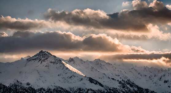 雪山云雾森林阳光树林远山峰大自然生态风景