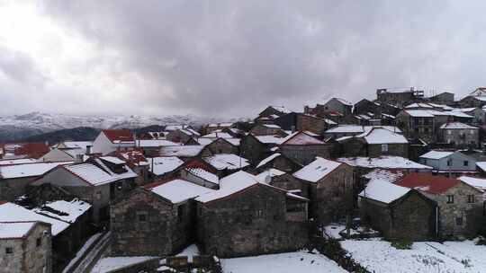 白雪覆盖的村庄