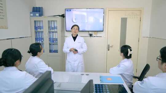 医院专家教授给医生护士们讲解知识和病历视频素材模板下载