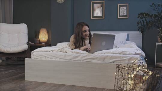 女人趴在床上玩电脑视频素材模板下载
