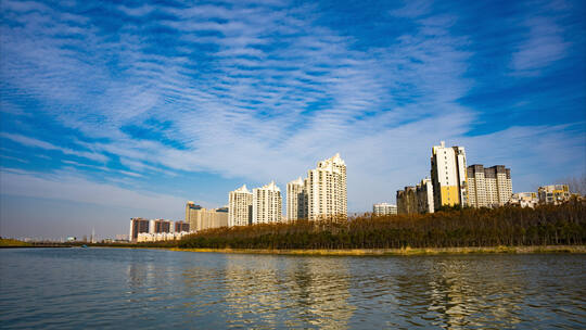 城市江边建筑蓝天白云大气延时摄影4K