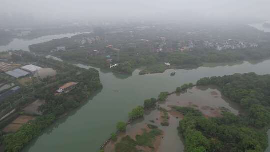 春天烟雨下的河流航拍