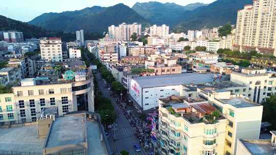 依山而建的城市建筑群鸟瞰全景