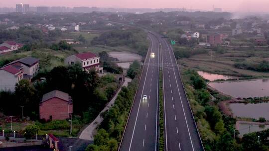 黄昏时候的高速公路经过乡村