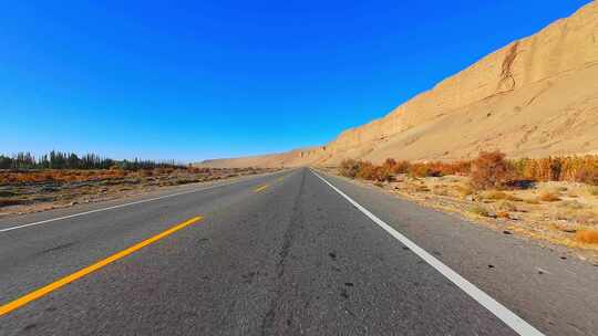 新疆公路新藏线荒漠峡谷断崖风景车载视角