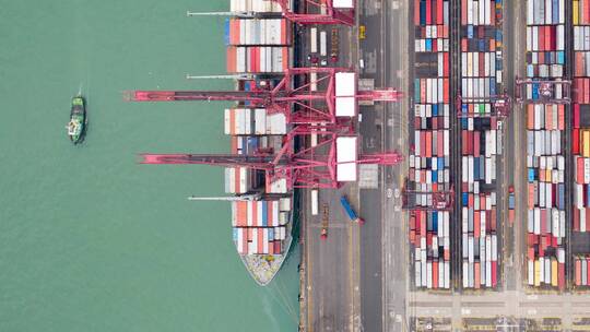 俯拍堆满集装箱的商业港口